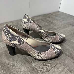 Rockport Walkability Snake skin pump size 10
